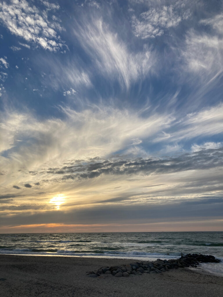 Zonsondergang in Gamle Skagen in Denemarken. Noordzeekust.