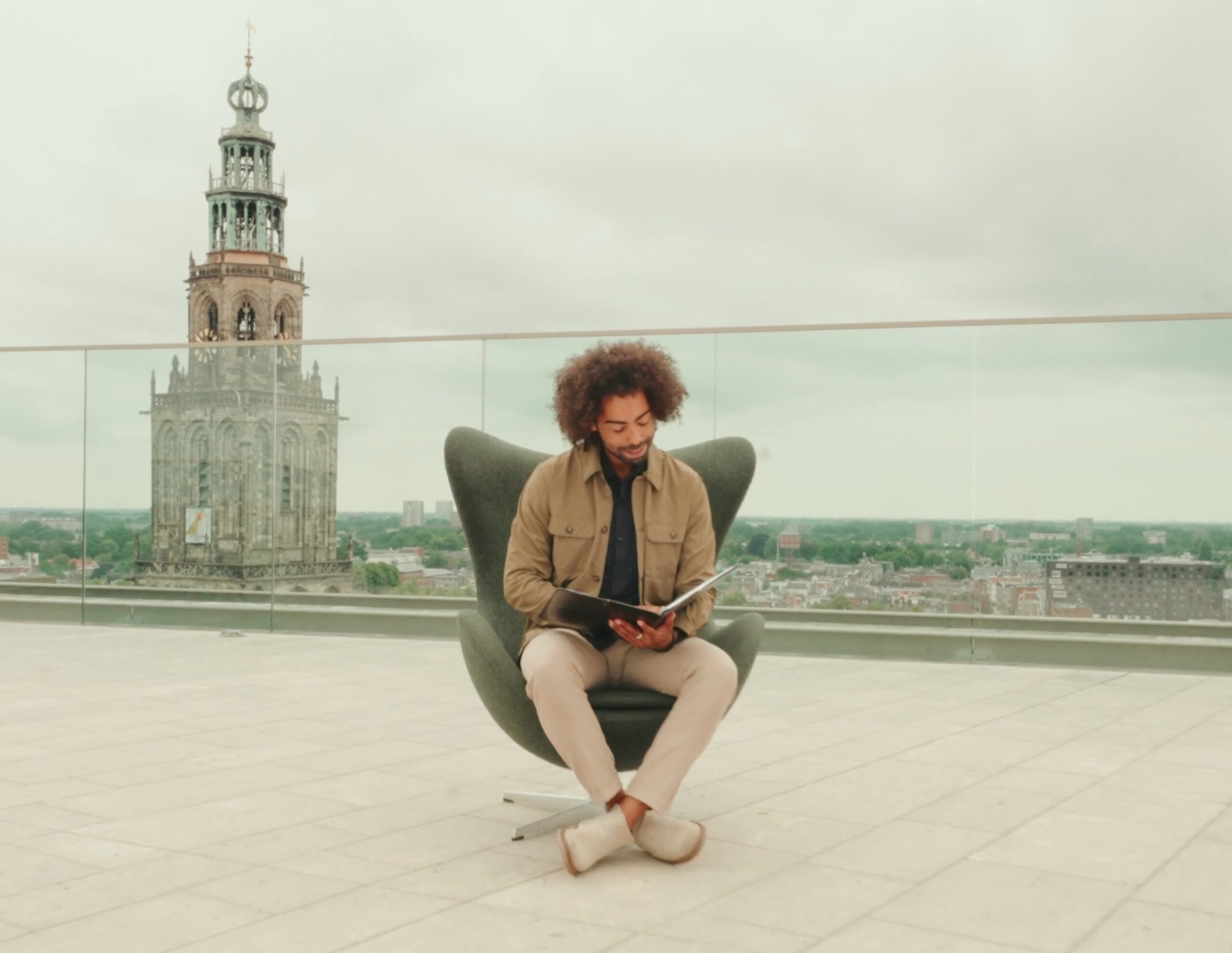 Myron Hamming op het dakterras van het Forum met de Martinitoren op de achtergrond.