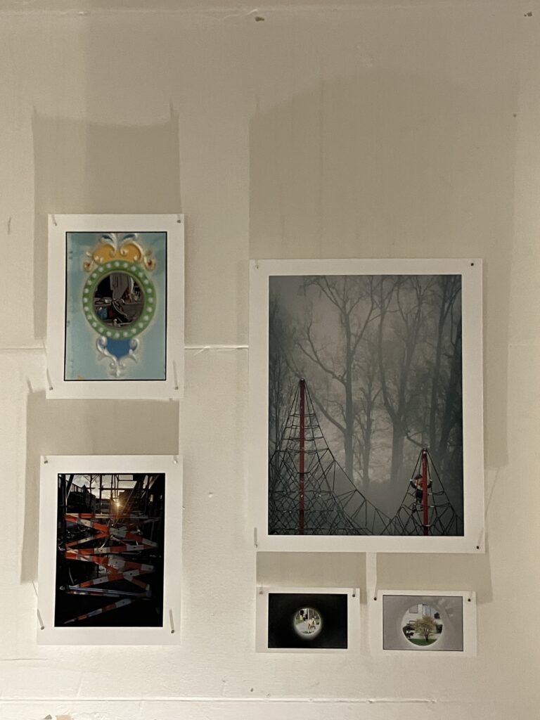 5 foto's aan de muur van de tentoonstelling Mycelium van Hobbe Hollands