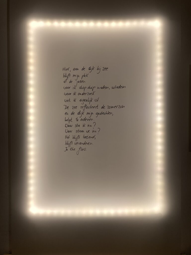 Hier, aan de dijk bij zee blijft mijn plek al de
jaren waar ik diep diep inadem, uitadem
waar ik onderzoek
wat ik eigenlijk wil.
De zee reflecteert de zomerzon
en de dijk mijn gedachten, helpt te ordenen.
Waar sta ik nu?
Weer staan we nu?
Het blijft boeiend, blijft veranderen.
In the flow.