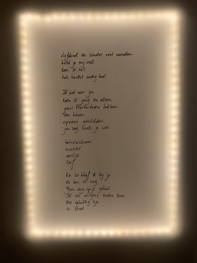 Liefdevol en zonder veel worden hield je mij vast toen ik het
het hardst nodig had.
Ik viel voor jou
toen ik jong en alleen
jouw Martinitoren beklom. opeens glashelder
jou zag zoals je was.
betrouwbaar
nuchter
eerlijk laif.
En zo bleef ik bij je
en ben er nog
Geen dag spijt gehad
Ik wil nergens anders leven.
Hier gelukkig zijn
in stad.