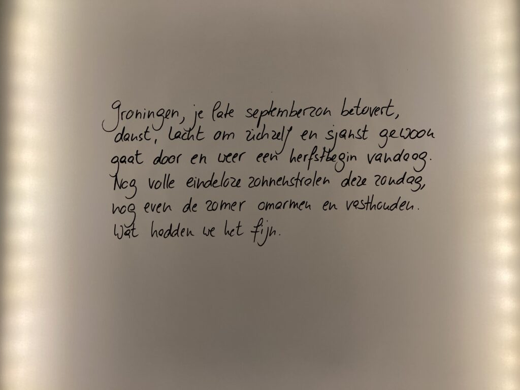 Groningen, je late septemberzon betovert, danst, lačht om zichzel en sjanst geloon gaat door en veer een herfstbegin vandeng Nog volle eindeloze zohnenstrolen dere zondag, noe even de zomer omarmen en vasthouden.
Wat hedden we het fijn.