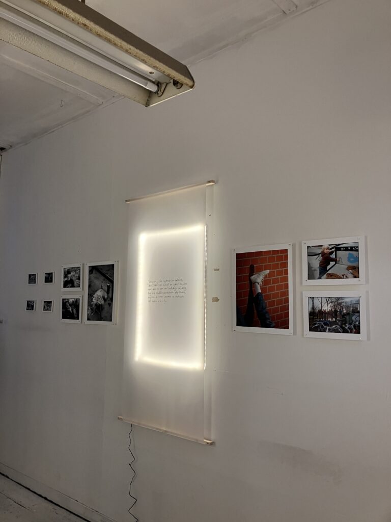 Mycelium - foto van een muur met een verlicht gedicht